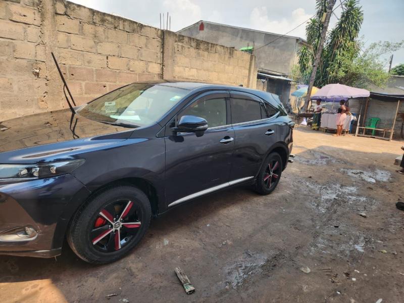 Toyota Harrier nouveau  couleur retouches trs propre au cfao moteur boite impeccable climatisation ok plaque AM10 dernier prix 13500 soki lisolo en face localisation mbudi