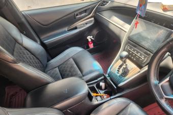 Toyota Harrier nouveau  couleur retouches trs propre au cfao moteur boite impeccable climatisation ok plaque AM10 dernier prix 13500 soki lisolo en face localisation mbudi