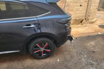 Toyota Harrier nouveau  couleur retouches trs propre au cfao moteur boite impeccable climatisation ok plaque AM10 dernier prix 13500 soki lisolo en face localisation mbudi