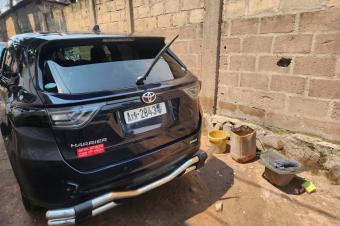 Toyota Harrier nouveau  couleur retouches trs propre au cfao moteur boite impeccable climatisation ok plaque AM10 dernier prix 13500 soki lisolo en face localisation mbudi