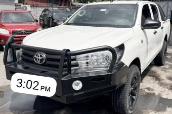 Hilux 2023 moteur 5l diesel manuelle Kilomtrage 2700 4cylinder prix 44000 a discuter