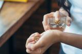 Pourquoi il ne faut jamais frictionner son parfum entre ses poignets ?