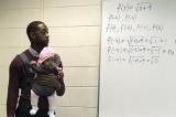 Ce professeur porte le bébé de son élève tout en donnant son cours de maths