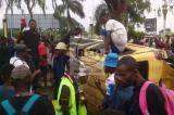 Kinshasa : un taxi bus de marque Hiace fait un tonneau sur le boulevard Triomphal