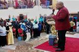 Kinshasa: des « Kulunas » somment le pasteur Mukuna à débourser de l’argent en plein culte !