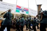 Adama Barrow prête serment devant sa «nouvelle Gambie»