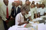 Kinshasa : petits commerces et corruption fleurissent les couloirs administratifs