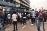 Enrôlement des électeurs : plusieurs agents temporaires arrêtés à la suite d’une marche à la CENI et transférés au camp Lufungula