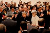 Les Japonais face au changement de génération anticipé sur le trône impérial