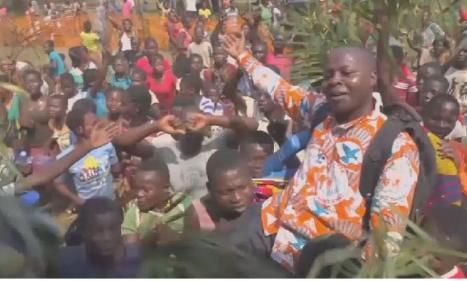 Infos congo - Actualités Congo - -Guéri d'Ebola, un prêtre devient un héros en RDC
