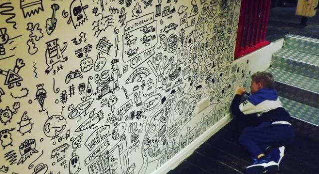 Mediacongo Net Actualites En Angleterre Ce Garcon De 9 Ans A Qui Les Profs Reprochaient De Trop Dessiner A Ete Embauche Pour Decorer Un Restaurant