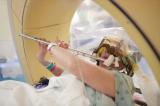 Une femme joue de la flûte durant son opération du cerveau