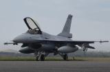 Guerre en Ukraine : le transfert d’avions F-16 à l’Ukraine « comporte des risques énormes », avertit la Russie 