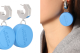 Balenciaga crée la polémique avec des boucles d’oreilles en forme de bouchons de bouteilles
