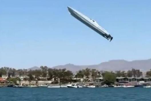 USA : la tentative de record vire à l'accident, un bateau projeté dans les airs à plus de 320 km/h
