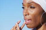 Cosmétique : alerte sur les dangers des baumes à lèvres à cause de substances nocives