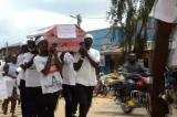 Insécurité à Beni: des manifestants en colère amènent un cercueil au bureau du maire