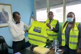 Kinshasa : la société Betika offre 2000 gilets réfléchissant aux conducteurs de taxis-motos « wewa »