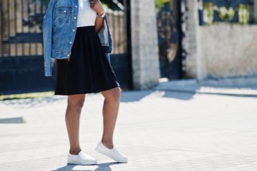 Baskets et blazer : le duo chic et tendance à adopter