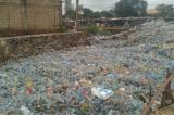 Lubumbashi : le pont Naviundu envahi par des bouteilles en plastique