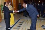 Cette poignée de main entre le président camerounais et un ministre vaut le détournement