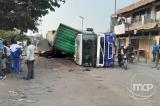 Kinshasa - Accident à Bumbu : un camion-remorque chargé de marchandises se renverse près de la maison communale (Reportage)
