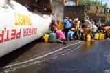 Sud-Kivu: des habitants de Mudaka/Kabare vident du carburant dans un camion-citerne accidenté