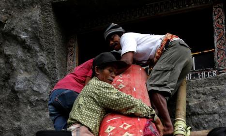 Infos congo - Actualités Congo - -Indonésie : un homme meurt écrasé par le cercueil de sa mère lors d'une cérémonie funéraire