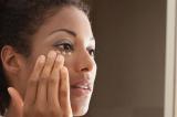 Maquillage: l`astuce pour dissimuler les cernes en trois étapes 