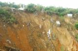 Quelques ossements humains du cimetière de Mbenseke déversés sur la chaussée après la pluie de ce mardi
