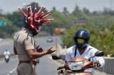 Un policier en Inde affublé d’un “casque coronavirus” pour sensibiliser la population