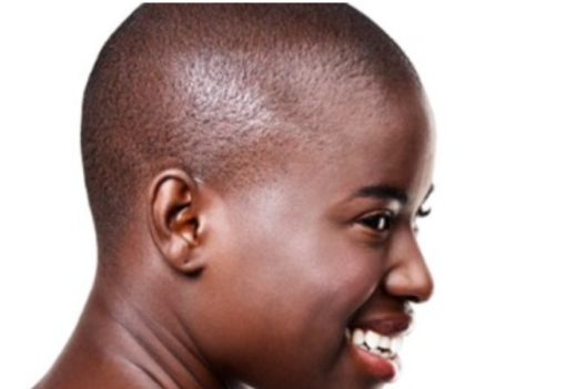 Le crane rase : une coiffure audacieuse pour une élégance assumée