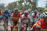 Les coureurs ce mercredi sur les 90km de la 2è étape Kimpese-Kisantu du 4è Tour cycliste international de la RDC