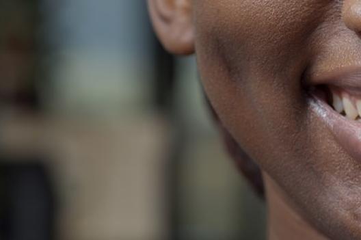 taches de café sur les dents : comment retrouver un sourire plus éclatant naturellement