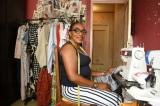 France : à Bordeaux, Marie-Josée Diantété façonne des vêtements innovants pour les personnes dépendantes
