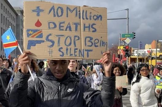 Berlin : la colère des enfants Congolais devant l’ambassade rwandaise en Allemagne