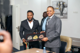 Jiujitsu : Christophe Mputu, médaillé d’or au Grand Prix de Thaïlande, présente sa ceinture au ministre des Sports Didier Budimbu