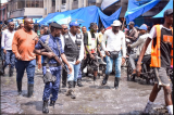 Réhabilitation de l’avenue Kasa-Vubu à Kinshasa : lancement des travaux d’évacuation d’immondices et de curage des caniveaux