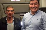 La prise d'otage de l'avion Egypt Air vire au n'importe quoi: un passager se prend en photo avec le pirate de l'air