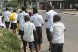 Pénurie de carburant à Kinshasa : l’appel des élèves qui parcourent de longues distances à pied