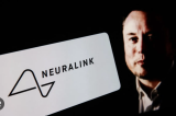 Neuralink: Musk promet le lancement d'une production massive d'Implants cérébraux dès 2026