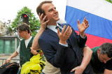 Musée Grévin : la statue de Macron volée et déposée devant l’ambassade de Russie