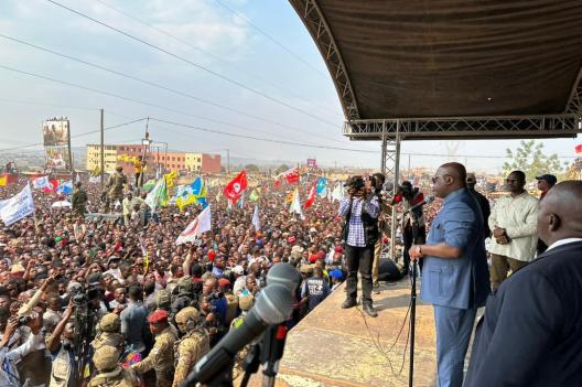 Tshisekedi à Kasumbalesa : « Si vous nous renouvelez la confiance, nous verrons comment faire arriver la gratuité de l’enseignement jusqu’au secondaire »