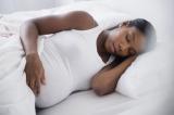 Les femmes enceintes invitées à dormir sur le côté gauche pour éviter la baisse du flux sanguin au niveau de l’utérus