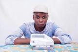 Baraka Safari, jeune entrepreneur congolais de Goma, met sur le marché un fer à repasser rechargeable