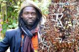Freddy Tsimba expose une statue confectionnée avec des douilles ramassées dans la zone de conflit à l'est