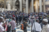 France :  des « sans papiers » s'appelant « gilets noirs » occupent le Panthéon