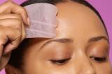 Gua sha : l'outil lifting naturel pour un visage éclatant