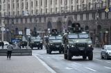 Guerre en Ukraine : l’armée russe avance vers Kiev, le président ukrainien déplore l’isolement de son pays