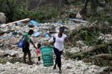 Dans Haïti, dévastée par l'ouragan Matthew, les habitants tentent de faire face